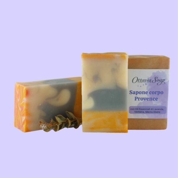 Saponetta avvolta in carta avana con etichetta bianca e viola indicante il nome del sapone: Sapone Provence