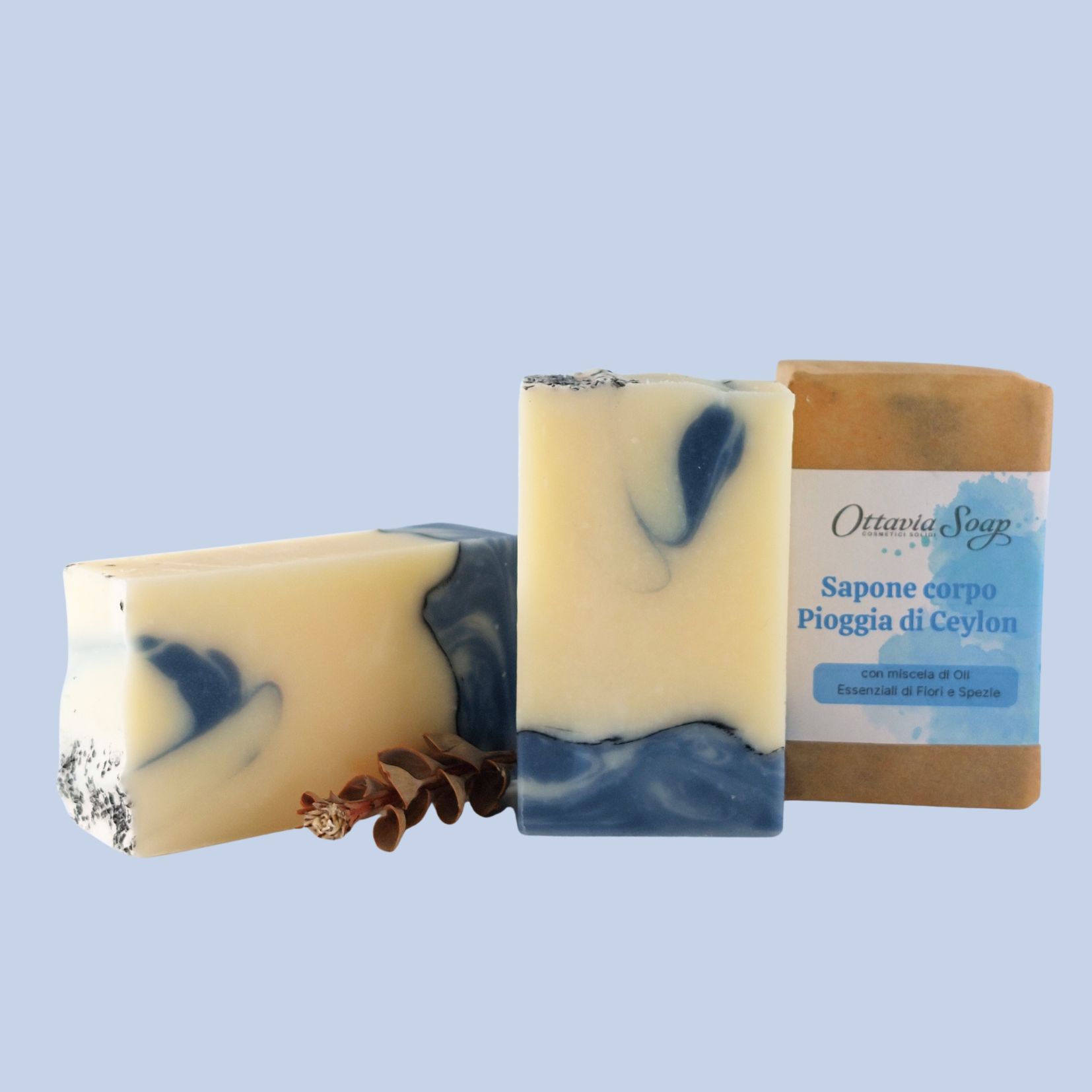 Sapone corpo Pioggia di Ceylon In primo piano un sapone variegato rettangolare. In secondo piano un altro sapone avvolto in carta color Avana