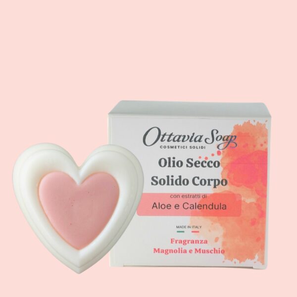 In primo piano un panetto bianco a forma di cuore ed in secondo piano la confezione con l’etichetta descrittiva