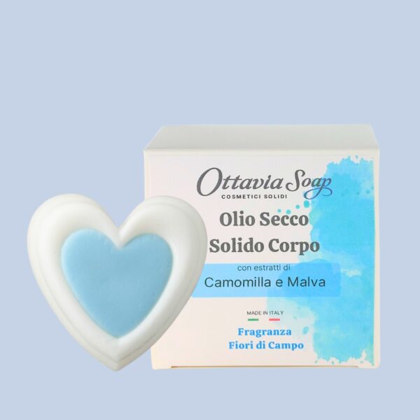 In primo piano un panetto bianco a forma di cuore ed in secondo piano la confezione con l’etichetta descrittiva