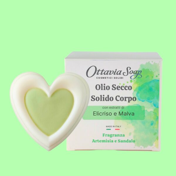 In primo piano un panetto bianco a forma di cuore ed in secondo piano la confezione con l’etichetta descrittiva