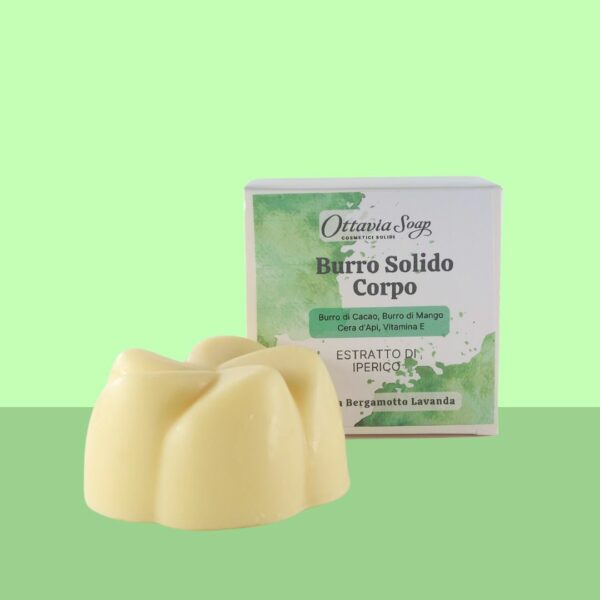 In primo piano un panetto bianco a forma di fiore . In secondo piano una scatolina in cartoncino bianco con stampati i dettagli del prodotto. Lo sfondo è color Verde chiaro