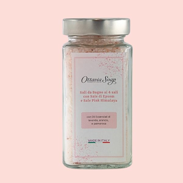 Vasetto di vetro squadrato con tappo a vite color argento. Sul fronte etichetta con scritte rosa con dettagli sul prodotto