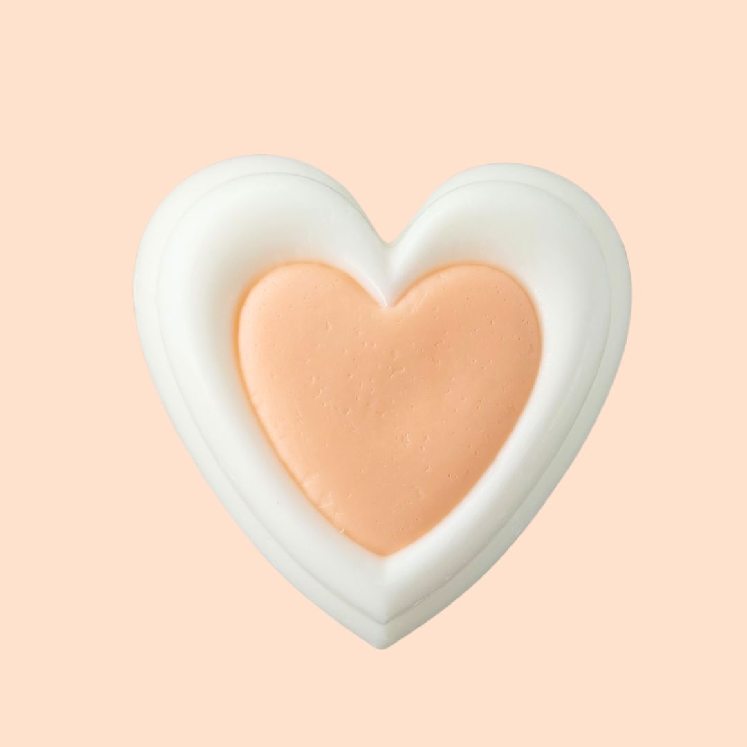 Olio Latte e Miele da Solo - primo piano Immagine panetto di olio a forma di cuore visto dall'alto. Colore arancio al centro